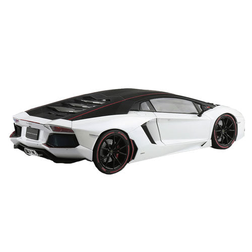 Aoshima Lamborghini Aventador Pirelli 2015 1/24 Model